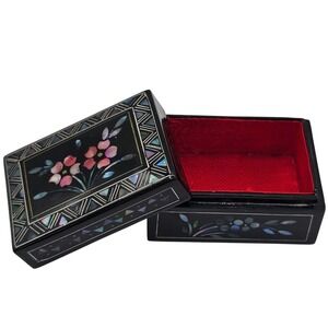 Vtg Style Chinese Lacquerware Trinket Box Black Floral Inlay Mother of Pearl Red